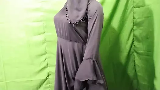 Hintli ev hanımı yatak odasında mastürbasyon yapıyor ve edepsizce konuşuyor