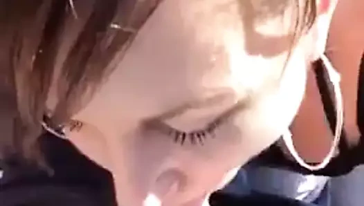 emme çük içinde bir araba