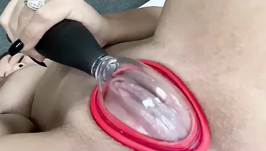 Pussy Pump'i deniyor