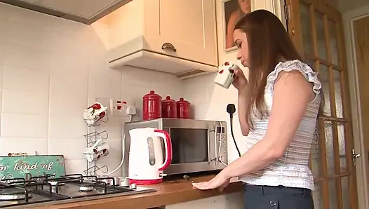 Azgın üvey anne üvey oğluyla mutfakta sert sikişiyor