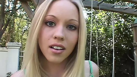 Üvey kız kardeşim ve ben dildoyla deniyorum ve çok azgın