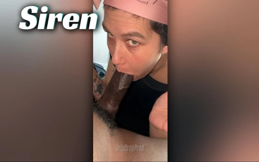 Siren evde takılıyorken mutlu bir şekilde büyük zenci emiyor!