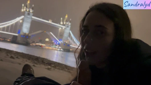 Londra köprüsünde sakso çekiyor ve yumurta emiyor