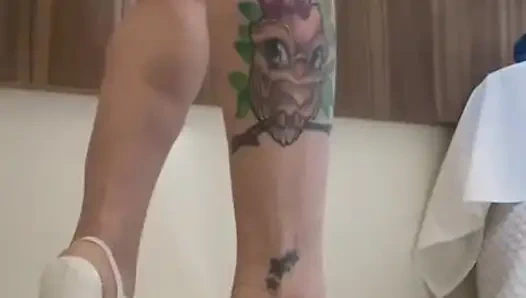 Sıkı kasların altında sessiz amcık