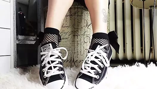 Ayaklarım tersten minik ve çok sevimli, özellikle büyük yayı olan bu ayak bileği file çoraplarıyla.