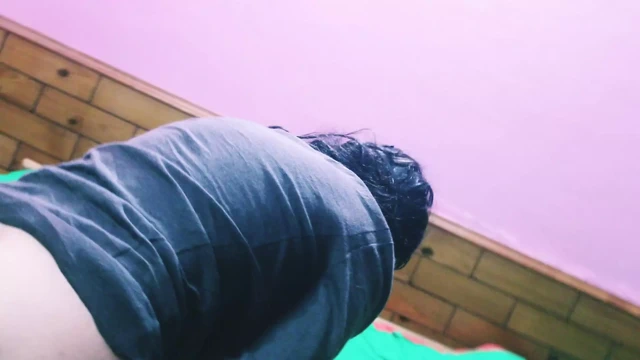 Azgın üvey kız kardeşim büyük zenci yarağımı almak için yalvarıyor.