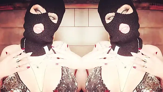 Güzel dudaklı seksi gangsterler tarafından ev sahipliği yapıyor!