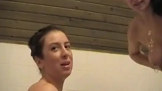 İki amatör Alman kız birlikte duş alıyor