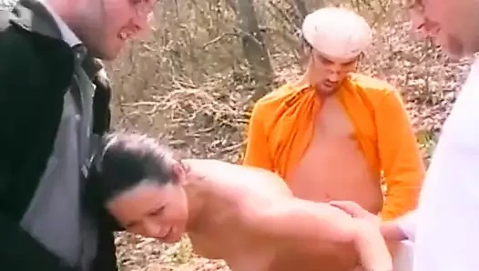 Büyük götlü ateşli doğal hatunla edepsiz üçlü seks