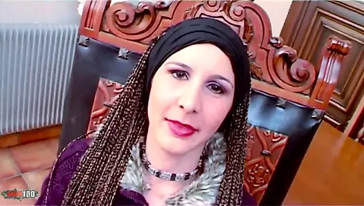 Katia: genç Fransız fahişe büyük bir yarak emiyor ve emiyor