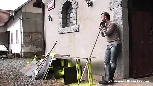 Lucy sabit eli baştan çıkarıyor