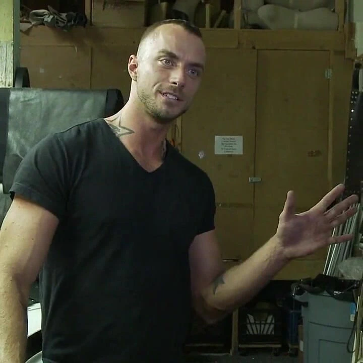 Jessie Colter Bay Deri Mağazasında grup seks yapıyor