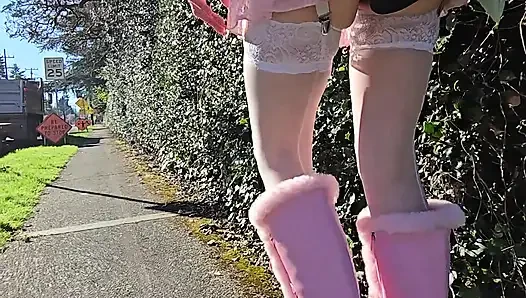 Longpussy. Götümdeki bu dev tıkaçla 13 saat yürüdükten sonra biraz sevgiye ihtiyacı var.