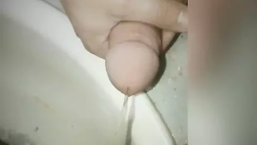 üzerime işediğini görüyorum