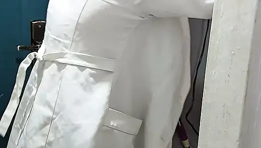 Orta yaşlı seksi lezbiyen doktor bir hastanın ağzına boşalıyor