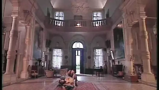 Sarışın fahişe arkadaşı amının tadına bakarken sikiliyor