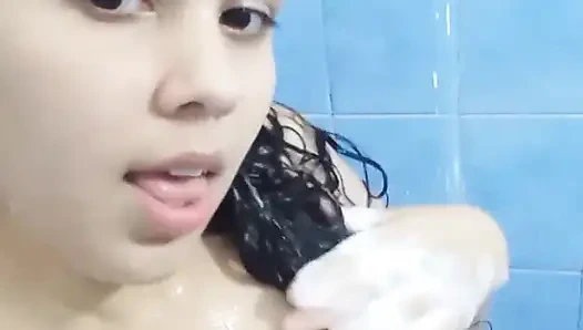 Banyo yapıyor ve meme uçlarımı yıkıyorum 🔥