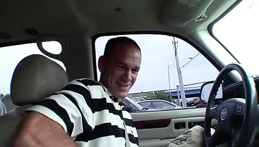 Yuvarlak götlü genç güzellik tavlandıktan sonra sikiliyor