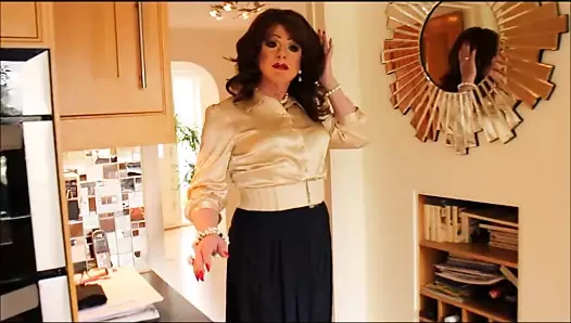 Altın rengi bluz ve mavi pilili etek