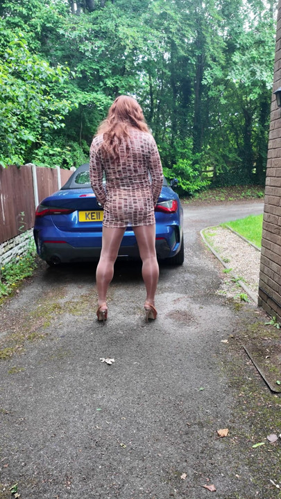 Naylon örgülü elbisemle ve parlak dikişsiz külotlu çorap ve topuklu ayakkabılarla travesti kellycd2022 | Klip 1