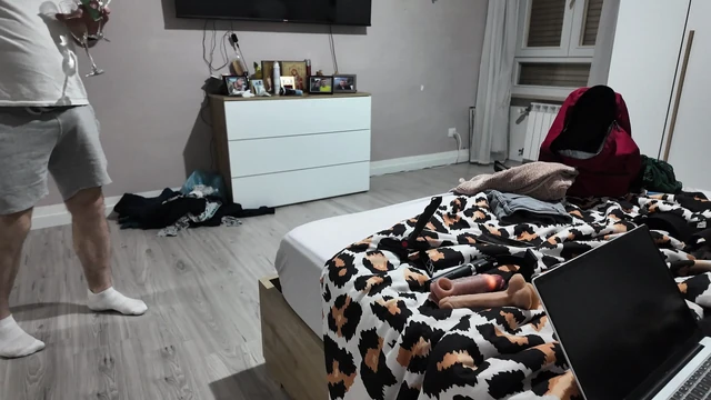 Üvey annem kocasını benimle aldatıyor... Neredeyse bizi seks yaparken yakalıyor.