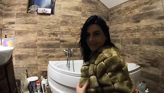 Kürk manto ve külotlu çorap giyerken küvete işiyor 198