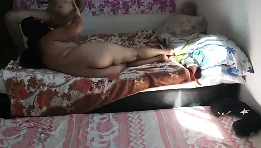 Sıska desi ev hanımı büyük memeler gırtlağına kadar alıyor