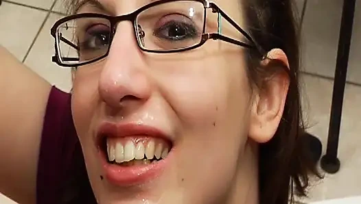 Fransız ofis sekreteri gözlüklerinin her yerine boşalıyor