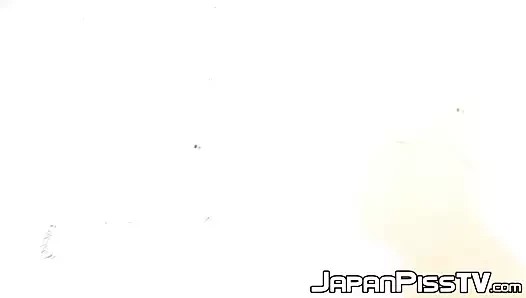 Asyalı tatlı nasıl işediğini göstermek için eteğini yukarı kaldırıyor