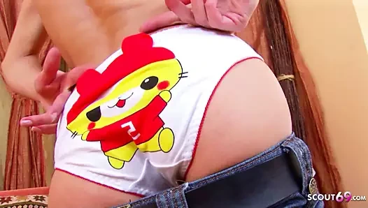 Büyük memeli minyon genç nastya yaşlı adam tarafından sert sikiliyor