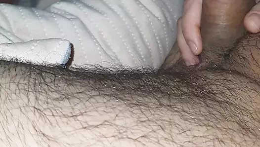 Üvey anne üvey oğlu büyük yarağı ereksiyon halinde gördü ve ona iyi mastürbasyon yapıyor