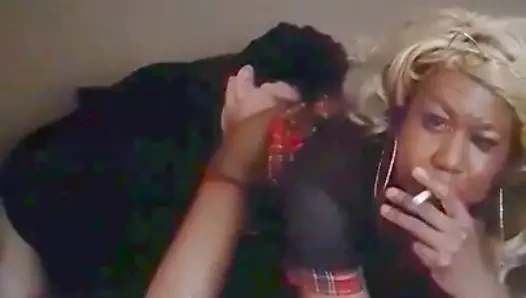 Siyah crossdresser kıçını dışarıda yiyor!