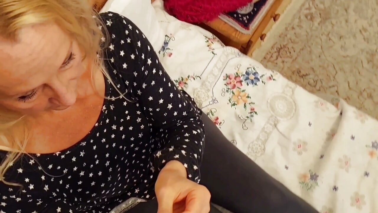 Amatör Sarışın Olgun Evli Kadın Sakso Ve Ayakla Muamelenin Tadını Çıkarıyor