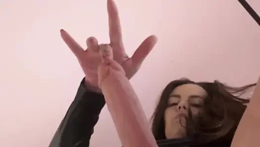 Sahibe Kate takma yarakla götünü temiz tutuyor ve ağzını açıyor