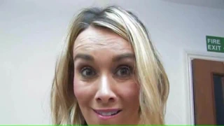 Kelly burgess kıyafetlerini yırtıyor