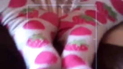 Amandas ayaklar içinde çorap ve tayt ve kedi