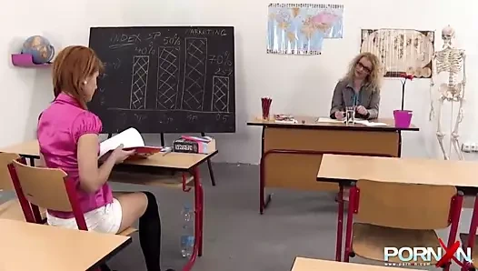 Fisting ve pissing üzerinde bir redhead genç