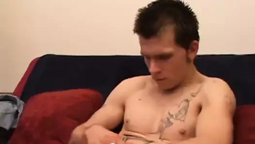 Kendini emen patenci çocuk