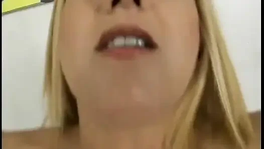 Azgın yarak emiyor sarışın sürtük ıslak amına yarak alıyor