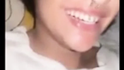 La petite allumeuse suce son doigt...