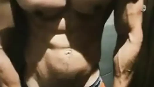 Muscle oğlan büyük horoz