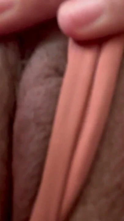 Seksi İç Çamaşırıyla Göğüsleri Dolgun Güzel Kendini Okşuyor ve Oynuyor | Bölüm 1