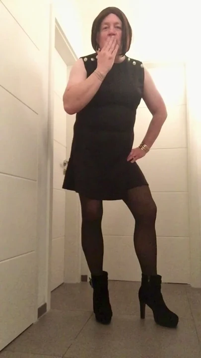 Nicki-Crossdress - siyah elbise ve külotlu çorap