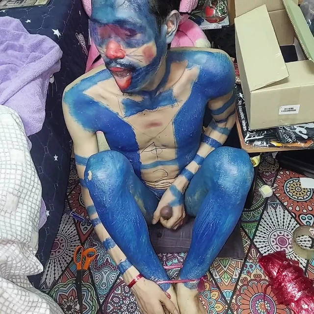 Boyalı takım elbiseyle mastürbasyon