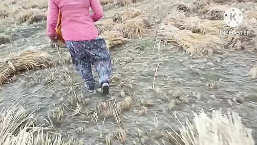 Gehu kat ti huyi female majdoor ki choot chudayi kari doggi style me