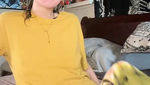 Sigara içen orta yaşlı seksi kadın chery ağaçlar göt tıkacı sokuyor ve amcıkla oynuyor
