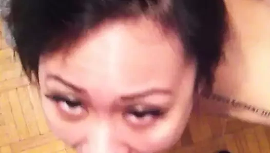 dizlerinin üzerinde pinay emme horoz