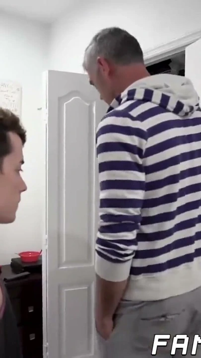 Twink üvey oğul yiyor boşalmak sonra Hardcore tabu baba üçlü | Klip 1