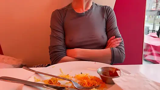 Tamamen dolgun üst giyen bir restoranda öğle yemeği yiyorum pirsingli meme uçlarımı ve seksi göğüslerimi teşhir ediyor