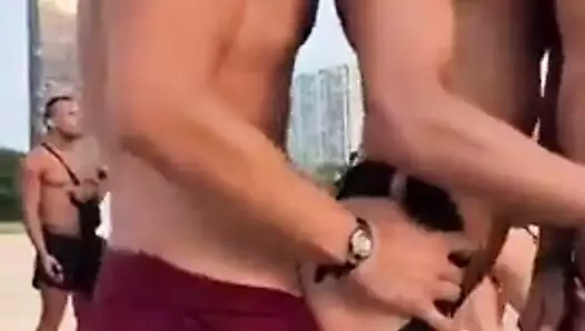 en la playa con amigos